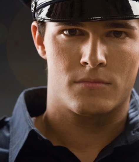 Guardia de seguridad con uniforme y gorra